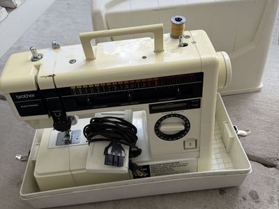Brother Electronic Sewing Machine with Hard Case and Pedal