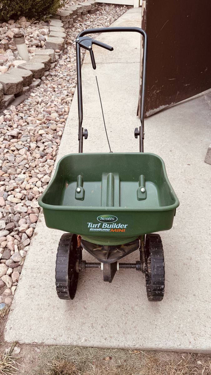 Scotts Turf Builder EdgeGuard Mini Broadcast Spreader