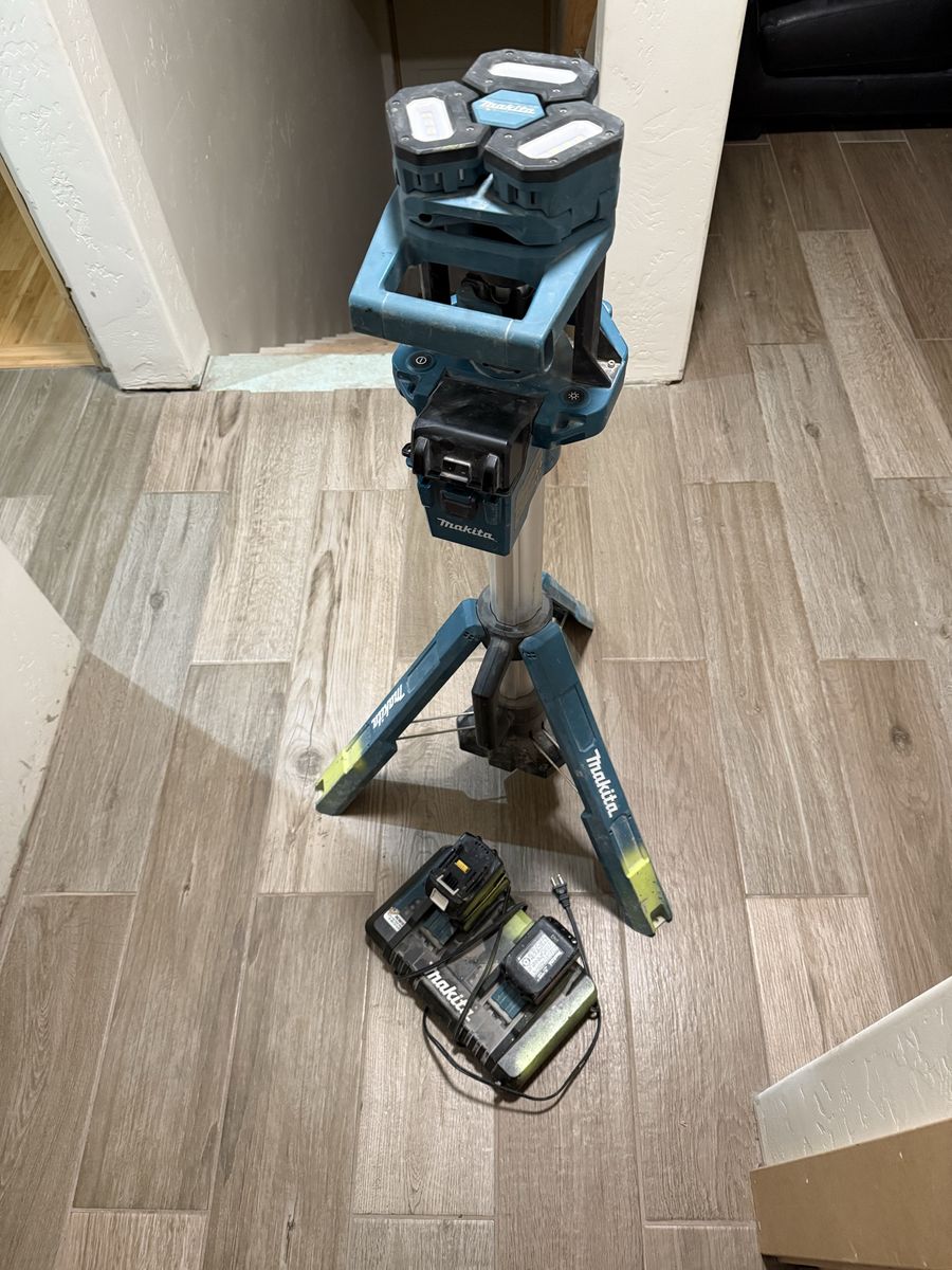 Makita tripod light with two 5 amp batteries one 3amp and a dual battery charger