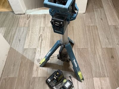 Makita tripod light with two 5 amp batteries one 3amp and a dual battery charger