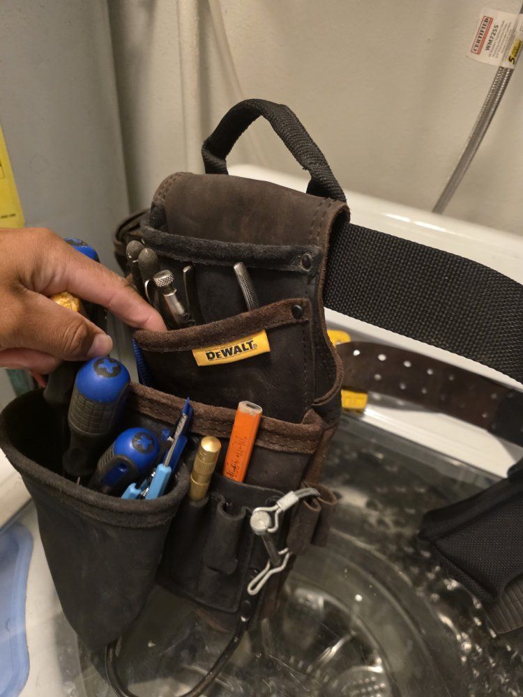 very lightly used dewalt carpenters tool belt