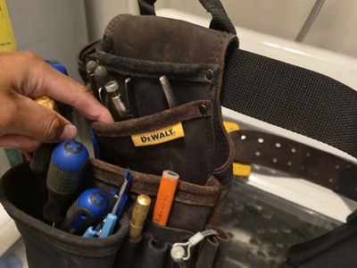 very lightly used dewalt carpenters tool belt