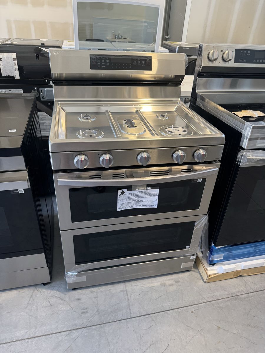 New open box Samsung - 30 in. Wide 5 Burner 6.0 cu. ft. Smart Freestanding Gas Range with Stainless Cooktop & Air Fry