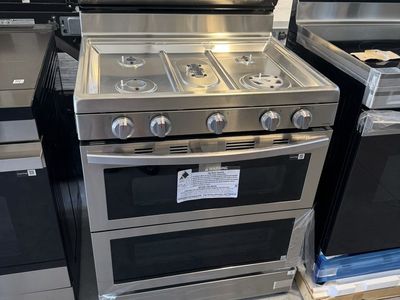 New open box Samsung - 30 in. Wide 5 Burner 6.0 cu. ft. Smart Freestanding Gas Range with Stainless Cooktop & Air Fry