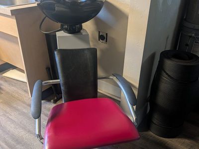 Professional Hair Salon Shampoo Bowl & Reclining Chair - Red & Black, Great Condition