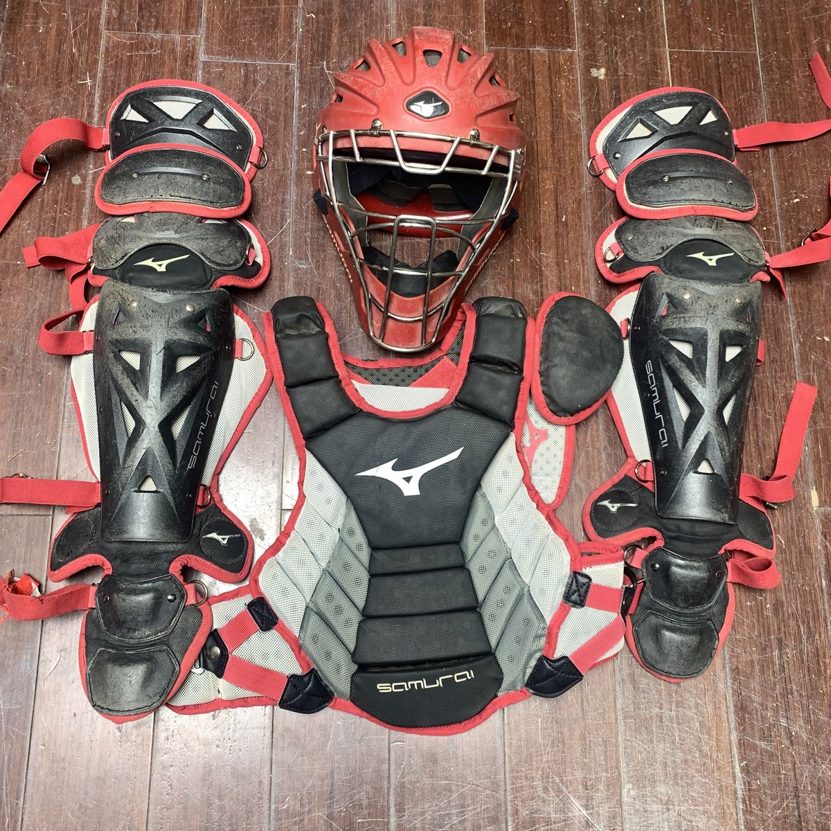 Baseball Catchers Gear youth Sz 14" chest , 14.5" Shin guards Mizuno Samurai Red and Black