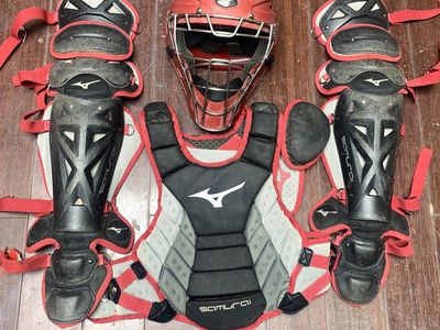 Baseball Catchers Gear youth Sz 14" chest , 14.5" Shin guards Mizuno Samurai Red and Black