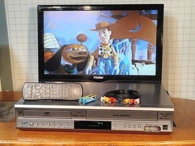 JVC VHS VCR DVD COMBO PLAYER WITH REMOTE