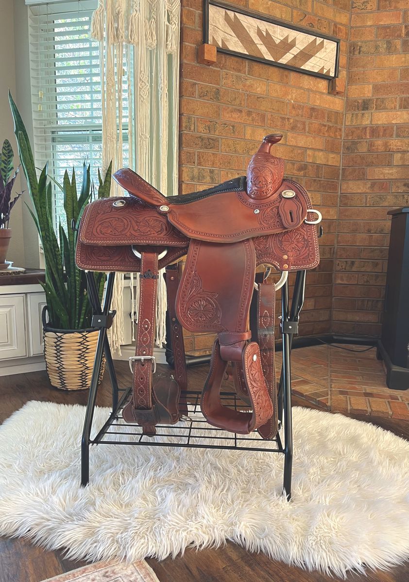 15in Reining Saddle Barely Used