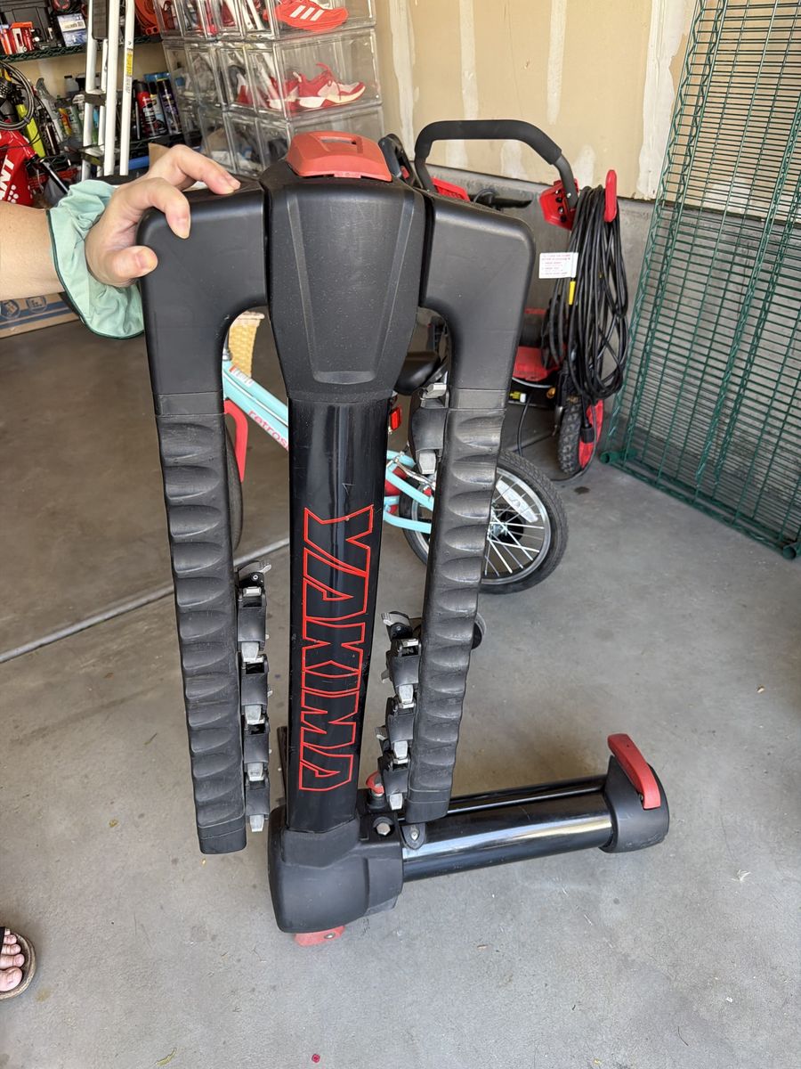 Yakima Fullswing Bike Rack - Hitch Mount, 4 Bike Capacity, Black, very good Condition