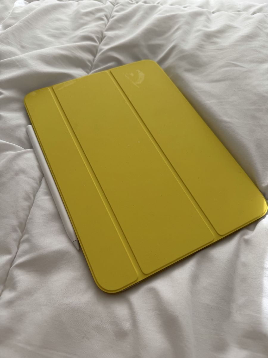 Apple iPad Air 4th Gen 64GB (Wi-Fi)  silver w/ Apple Pencil 2nd Gen & Yellow Smart Folio