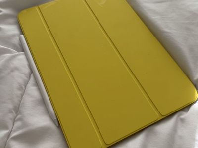Apple iPad Air 4th Gen 64GB (Wi-Fi) silver w/ Apple Pencil 2nd Gen & Yellow Smart Folio