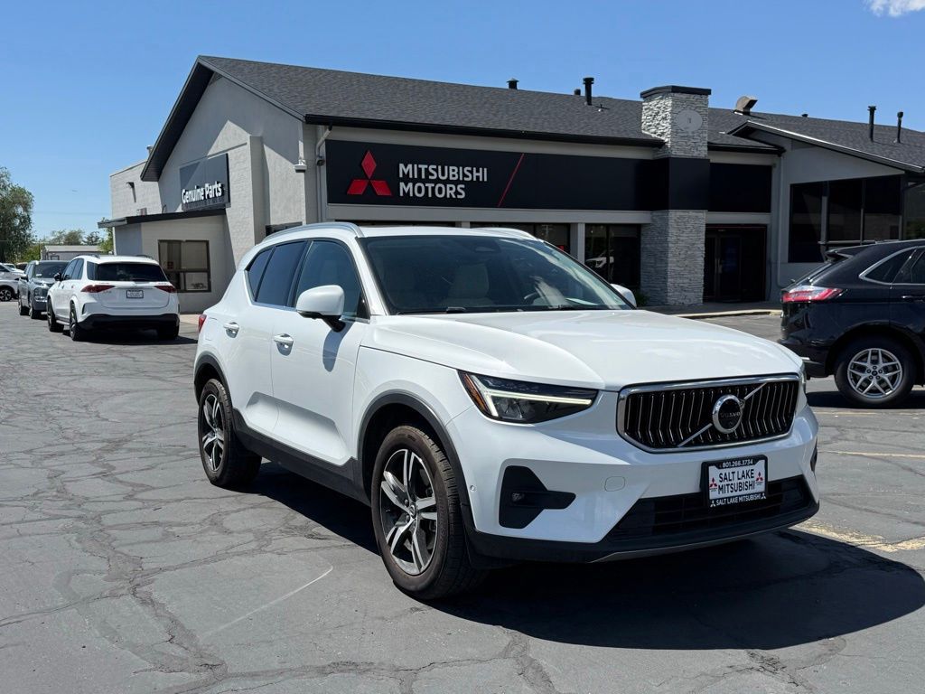 2023 Volvo XC40 B5 Plus Bright Theme