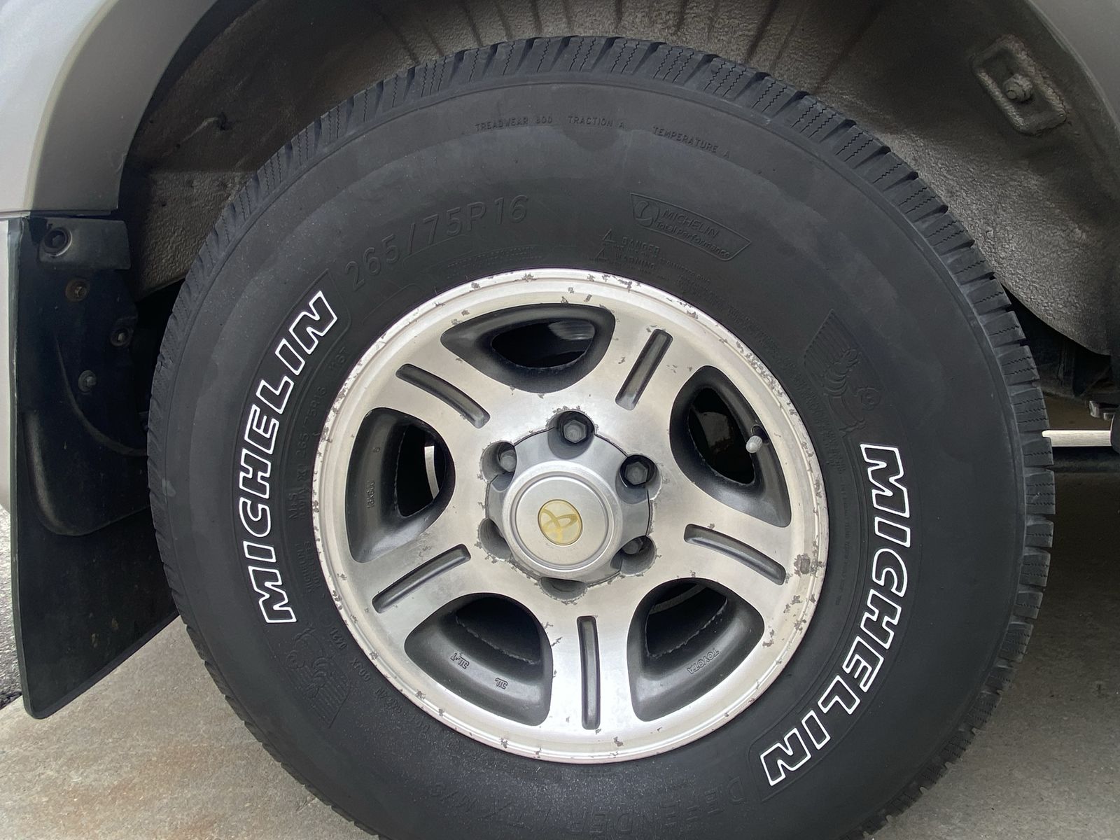 Rims y Michelin 265 75 16 no wheel center caps