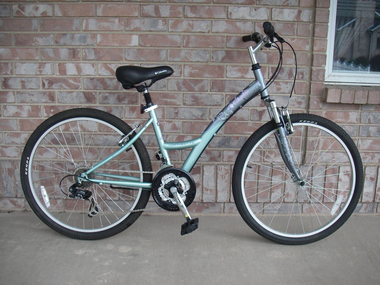 Like New, Womens 26" COLUMBIA NORTHWAY FE Hybrid / Comfort Bike,  Step-Thru, 21 Speed, Shocks, Green, 26 Inch