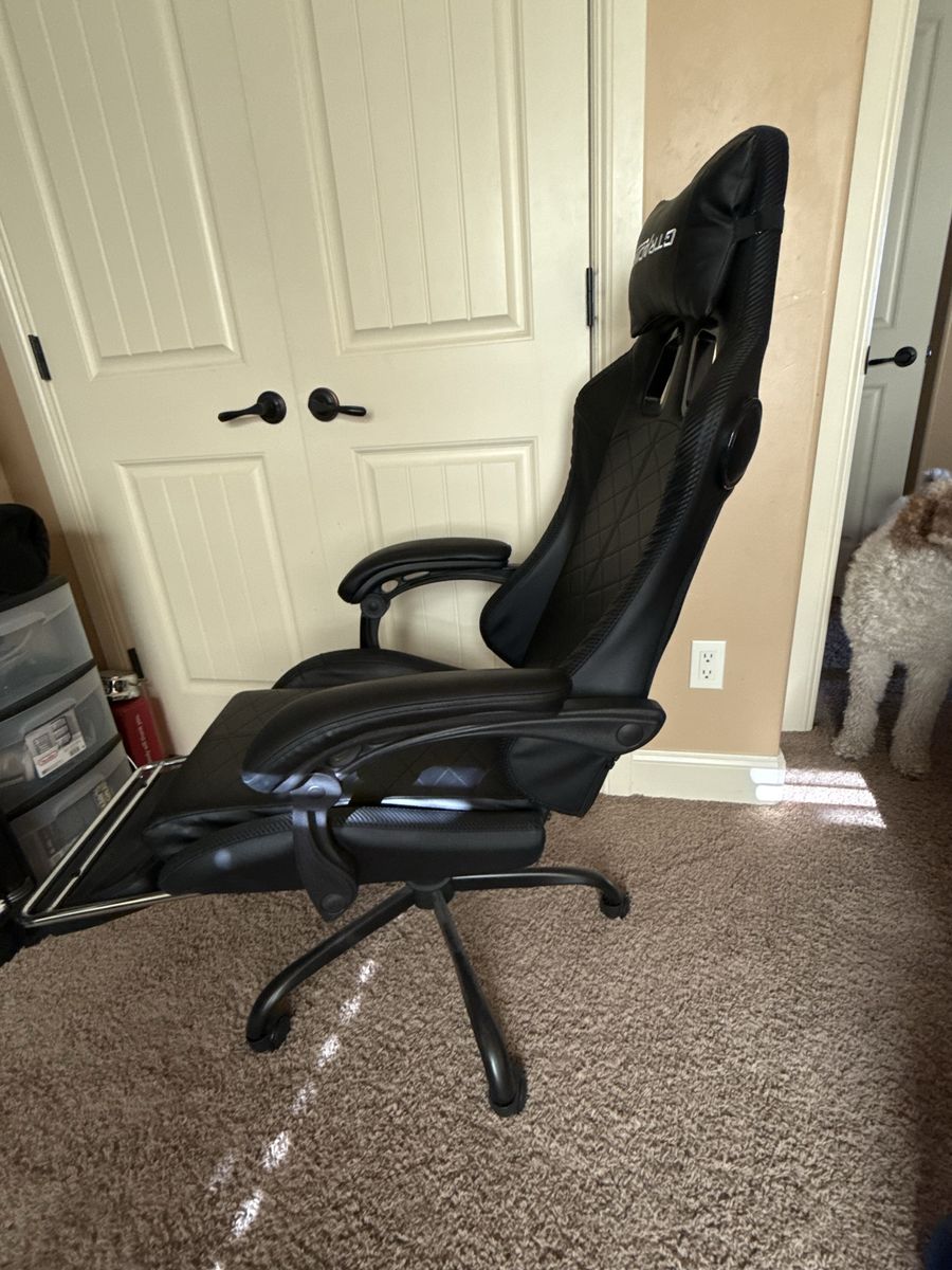 GTRACING Black Faux Leather Gaming Chair with Adjustable Recline and Retractable Footrest, Used