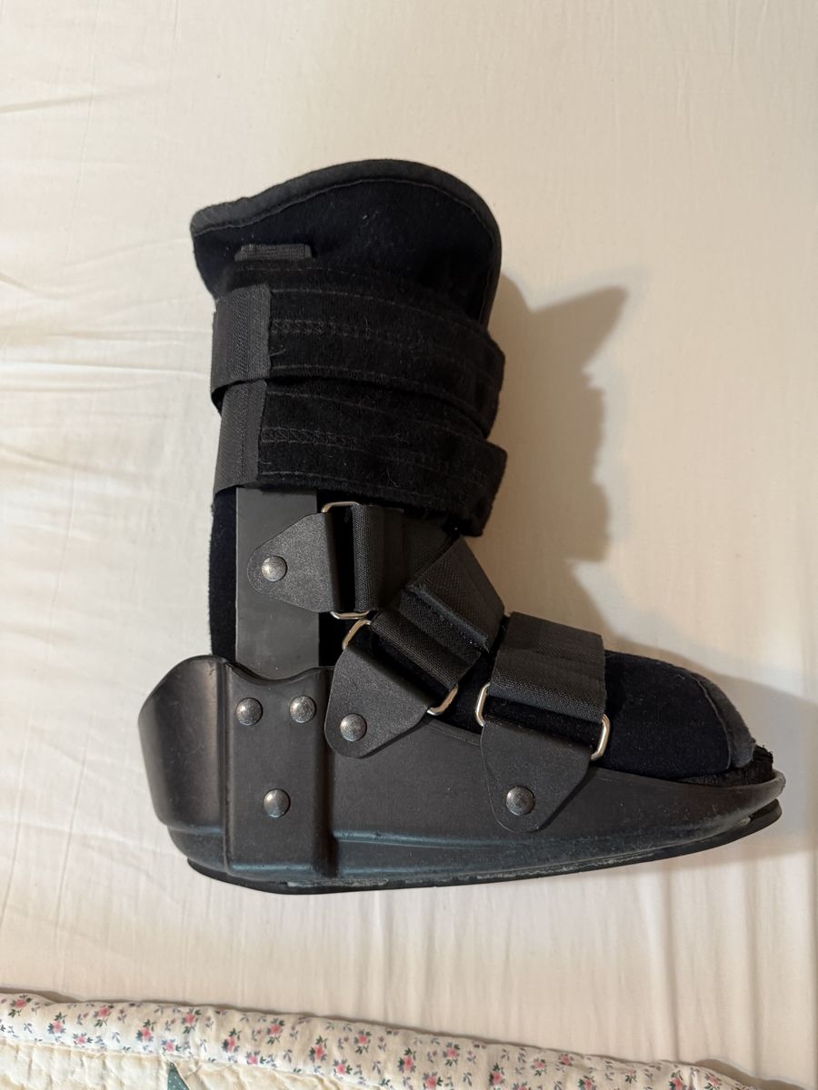 Small medical walking boot 