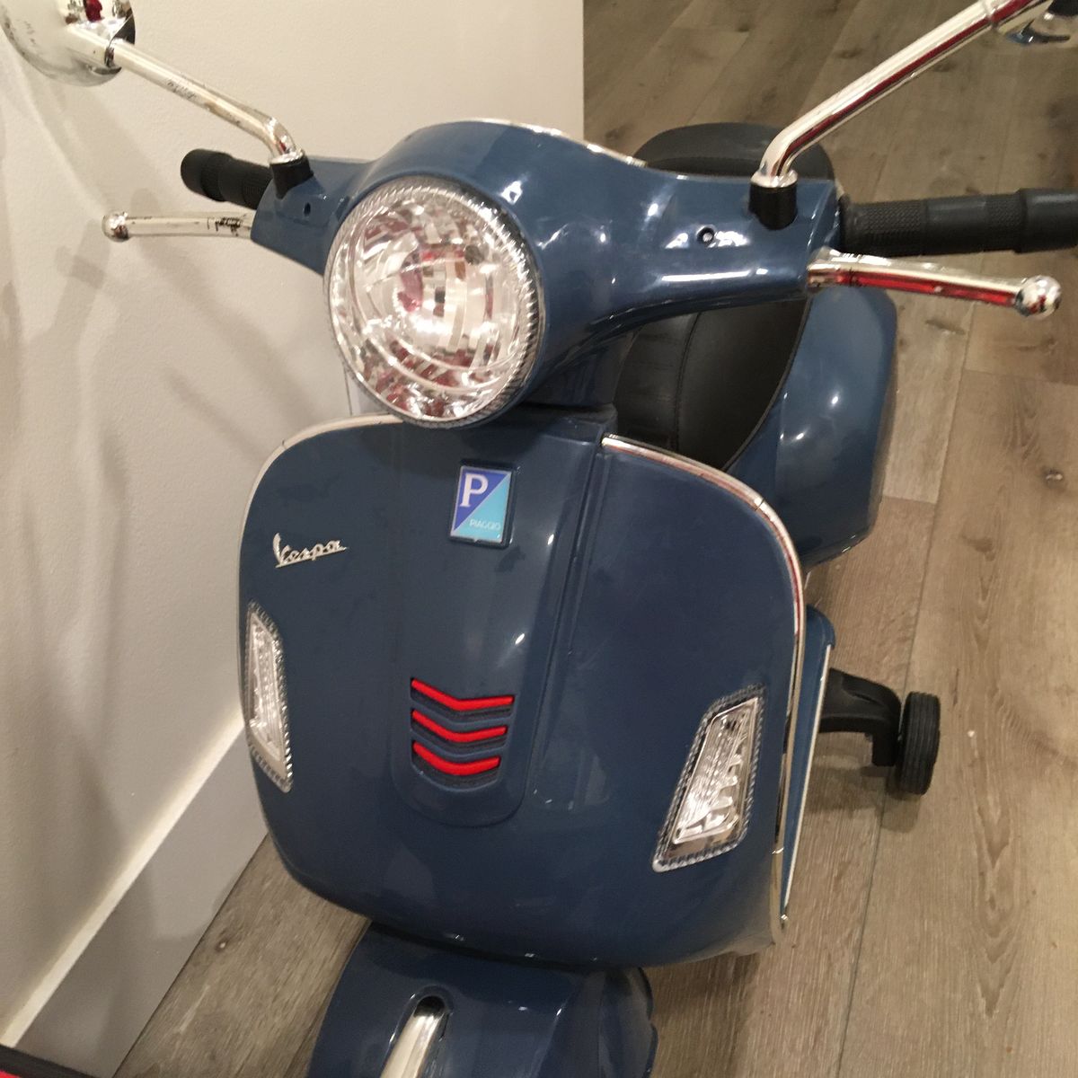 Electric Vespa Scooter with Training Wheels, / 6V Racing CAR