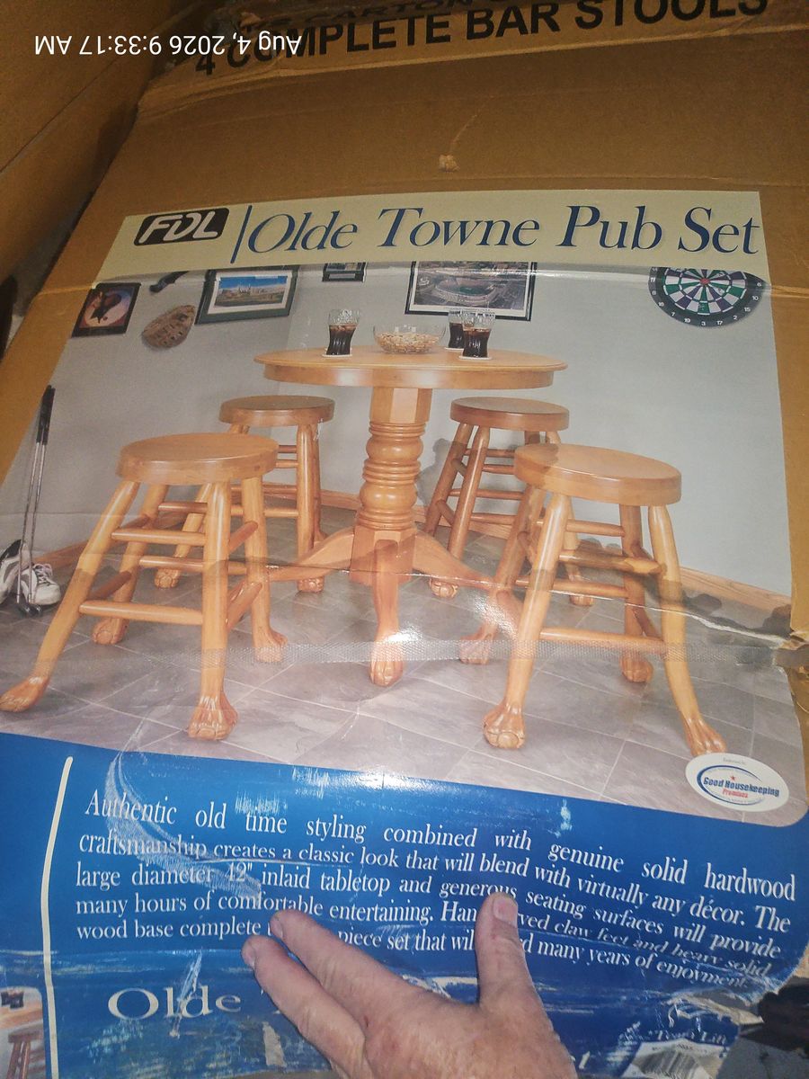 FDL Olde Towne Pub Set 5-Piece Wooden Table and 4 Bar Stools