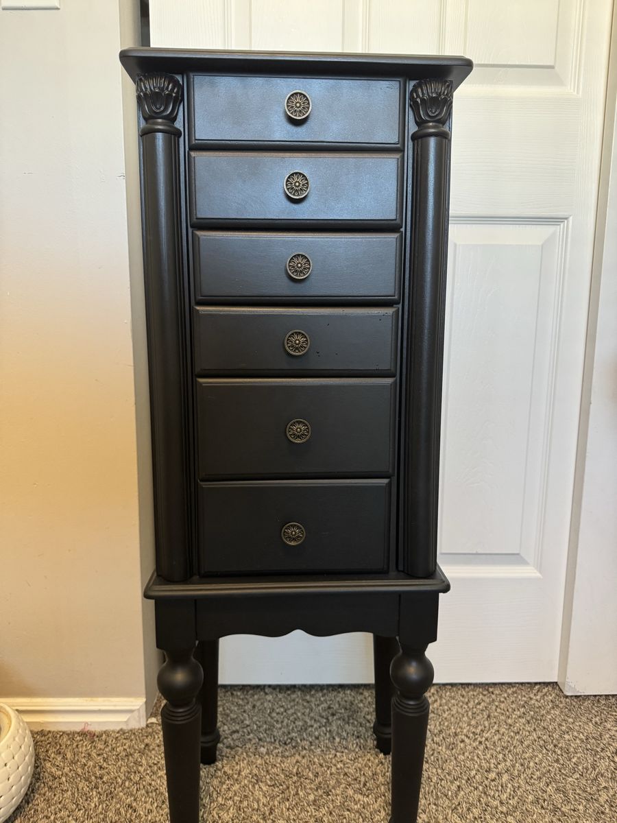 Standing jewelry holder