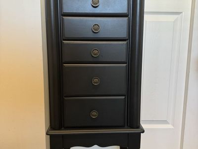 Standing jewelry holder