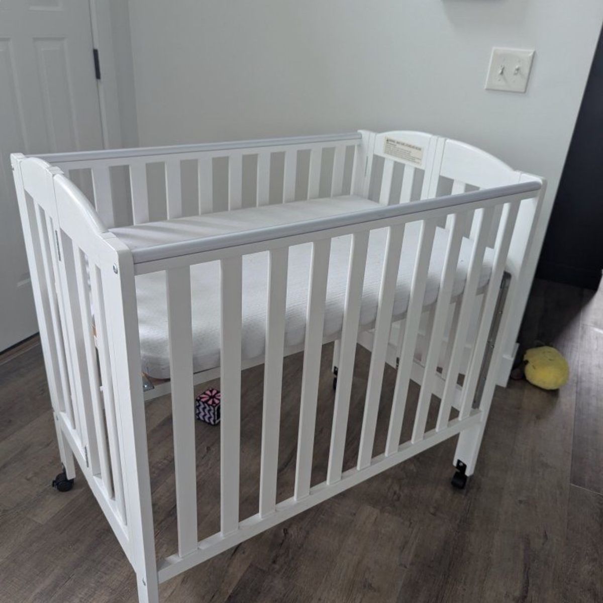 Foldable White Crib