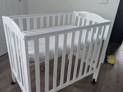 Foldable White Crib