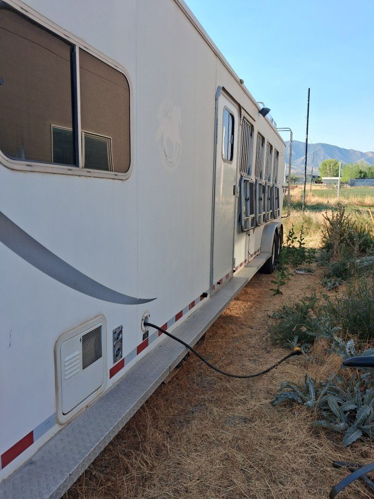 2003 Logan Coach 4 horse living quarters 