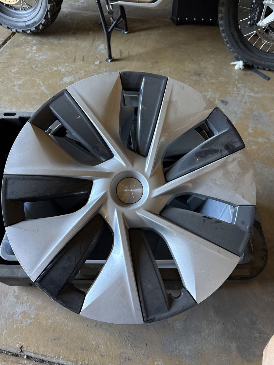 2023 Tesla model Y long range hub caps