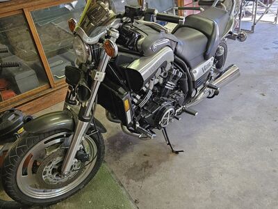 2002 Yamaha VMAX 1200 V4. "Buy me so that I may live on!"