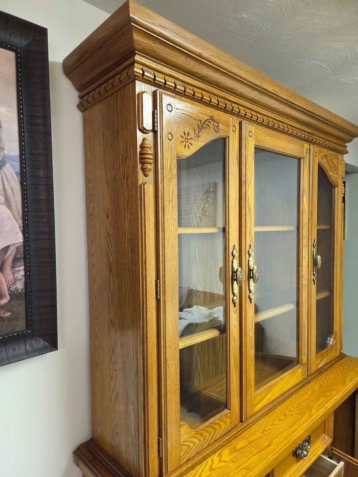 Hutch/Display Case/Furniture