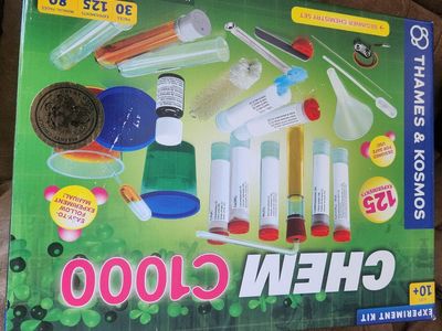 Thames & Kosmos CHEM C1000 Beginner Chemistry Set 125 Experiments Kit