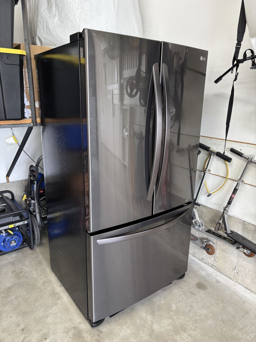 LG Fridge, 25 cu/ft, bottom freezer