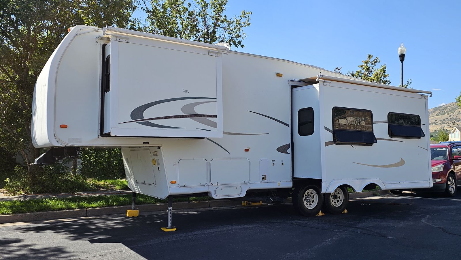5th Wheel RV, 29.5 Feet, 2004 HitchHiker