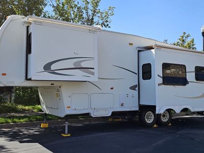 5th Wheel RV, 29.5 Feet, 2004 HitchHiker