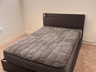 Full size mattress / Lifting bed frame