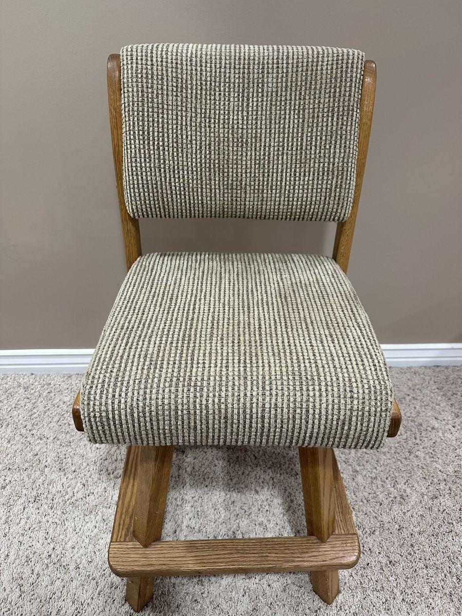 Swivel Oak/Fabric Chair