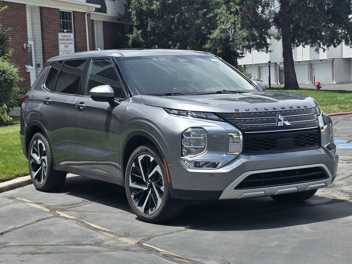 2023 Mitsubishi Outlander SE