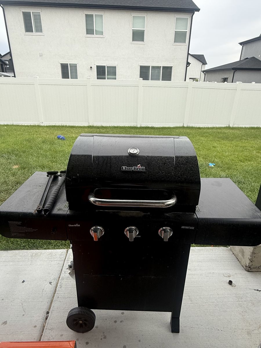 Char-Broil Advantage 3-Burner Gas Grill - Black