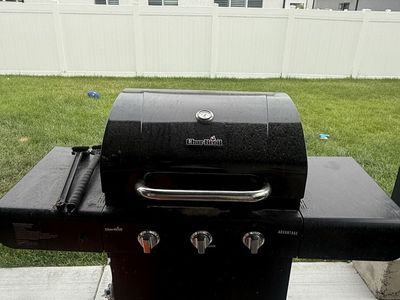 Char-Broil Advantage 3-Burner Gas Grill - Black