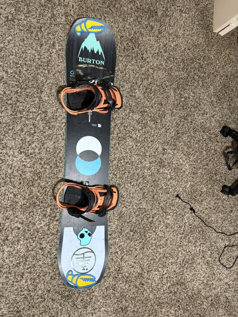 2020 burton custom snowboard 145cm + vita bindings