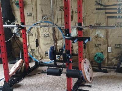 bench/ squat rack with adjustable pulleys