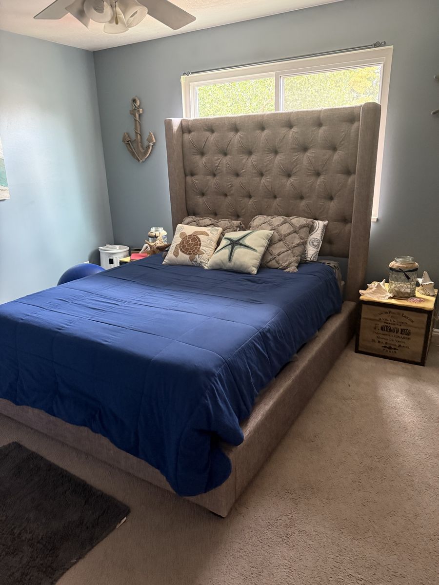 August Furnished Room for Rent with Shared Bath - Queen Bed, Coastal Decor