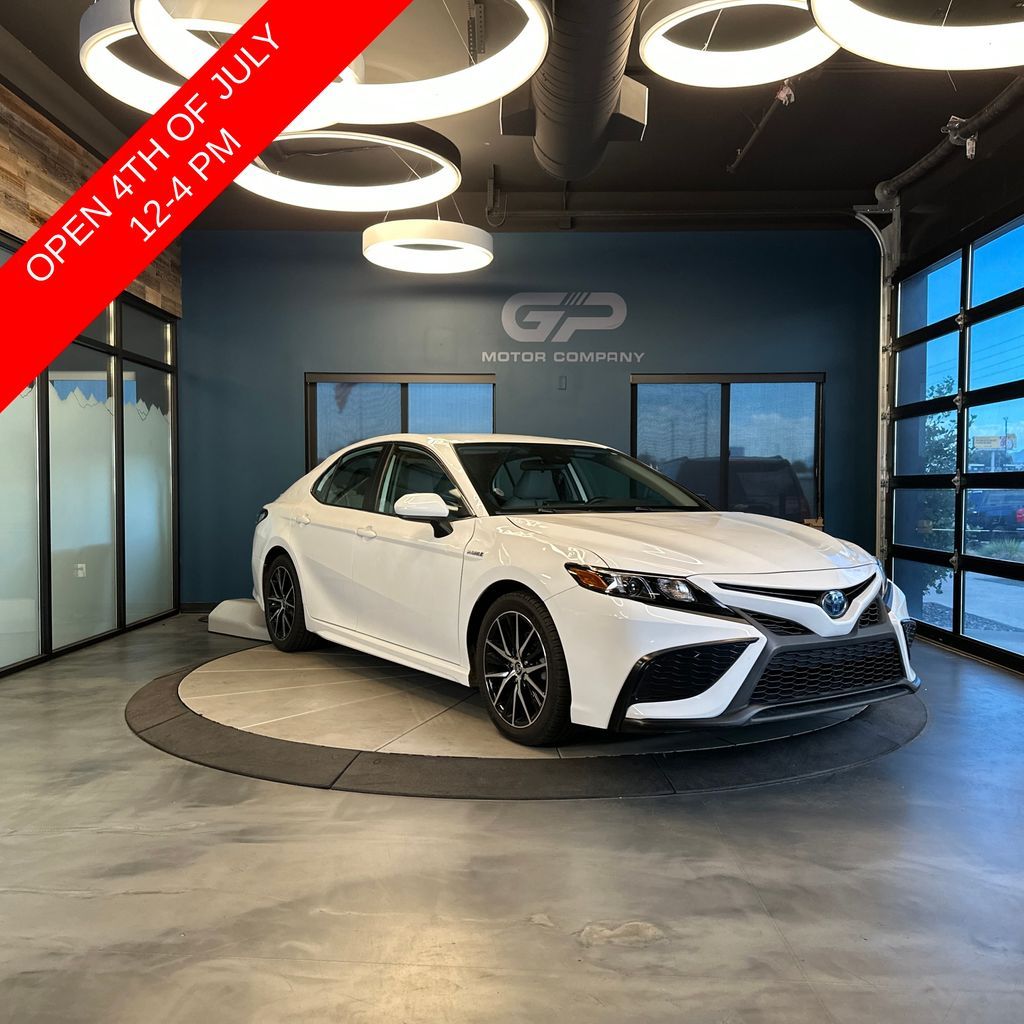 2021 Toyota Camry Hybrid SE