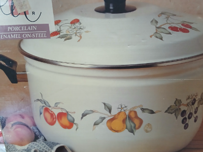 Tabletops Unlimited 16 Qt. Porcelain Enamel On Steel Stock Pot w/ Lid - Fruit Pattern- Fragiles