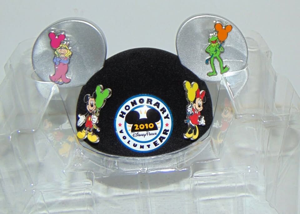 Disney Passholder Honorary VoluntEAR Mickey Mouse Collector Hat & Pins 2010