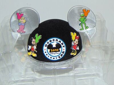 Disney Passholder Honorary VoluntEAR Mickey Mouse Collector Hat & Pins 2010