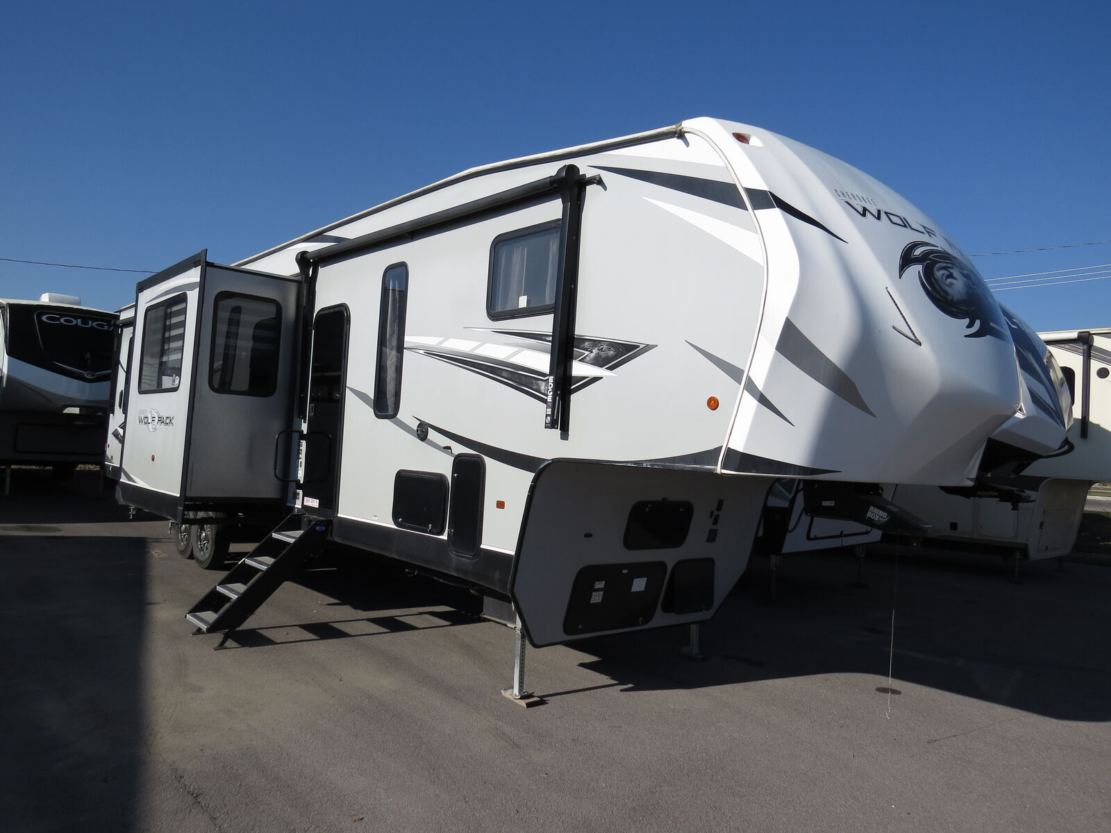 2021 Cherokee Wolpack 355pack14 (14' Garage!)