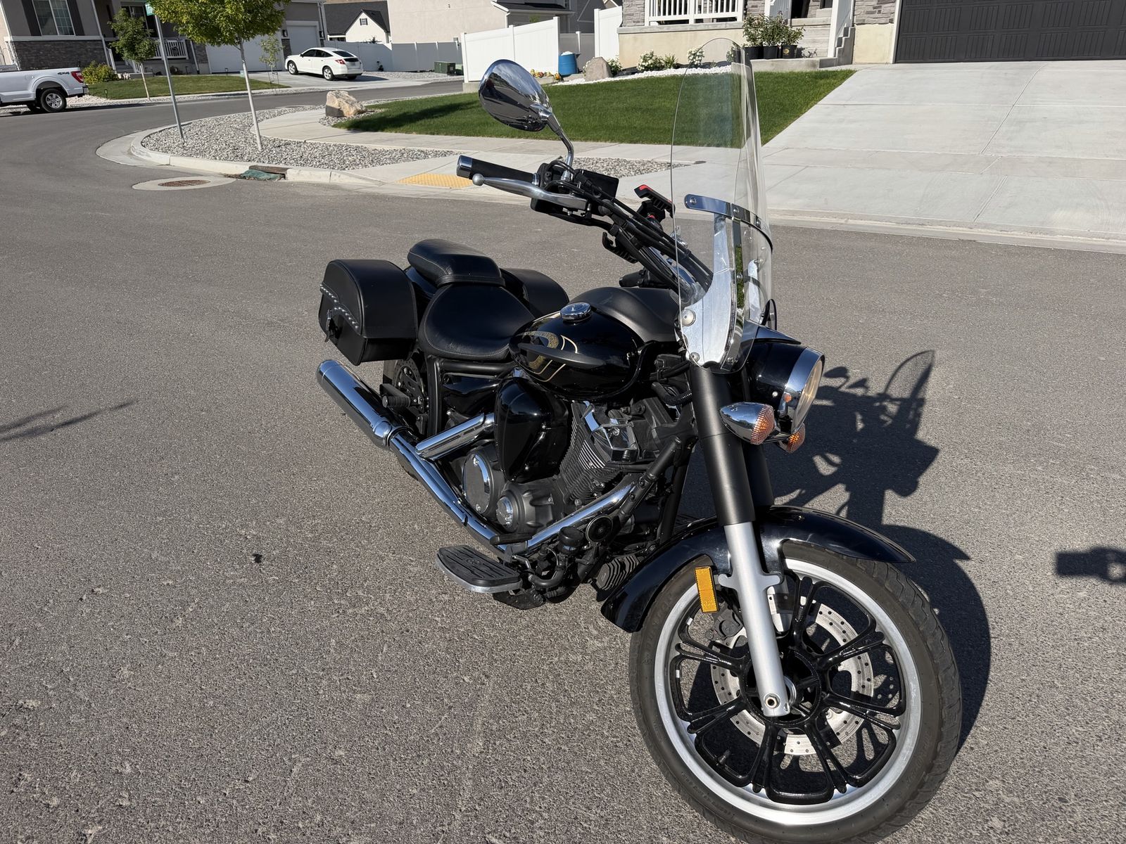 Yamaha V-Star 950 Custom Cruiser Motorcycle - Low Miles, Windshield, Saddlebags