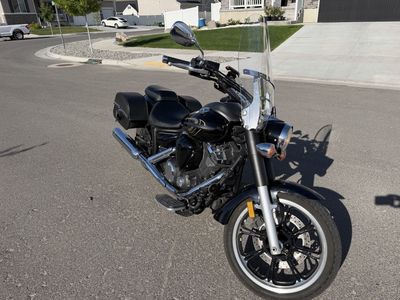 Yamaha V-Star 950 Custom Cruiser Motorcycle - Low Miles, Windshield, Saddlebags